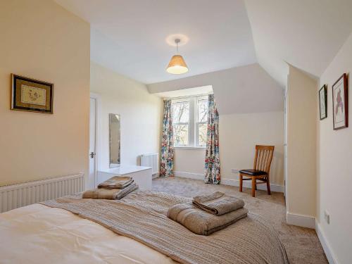 1 dormitorio con 1 cama grande y 2 almohadas en 1 Bed in Jedburgh 86020, en Hawick
