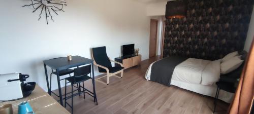 une chambre avec un lit, un bureau et une table dans l'établissement CASAPIETRA, à Brando