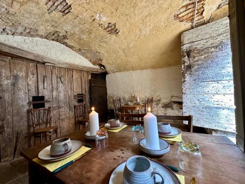 - une salle à manger avec une table en bois et des bougies dans l'établissement L'AUDITOIRE ROYAL - CH, à Châtillon-sur-Seine