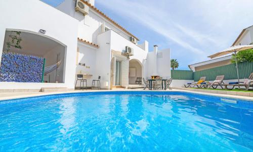 a large swimming pool in a villa at Villa Del Sol by Algarve Vacation in Quarteira