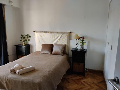 una camera da letto con un letto e due asciugamani di Verde Almagro dos cuartos a Buenos Aires