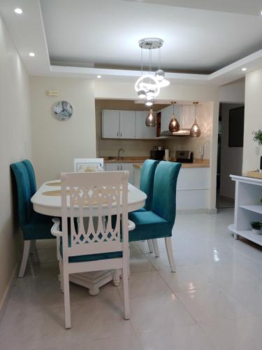 a kitchen and dining room with a table and chairs at Apartamento céntrico en Santiago in Santiago de los Caballeros