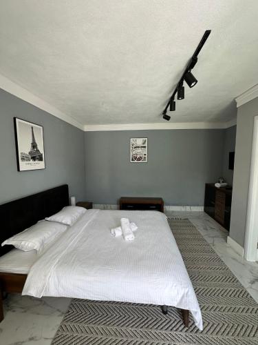 a bedroom with a bed with two towels on it at Pensiunea White Department in Vlădeşti