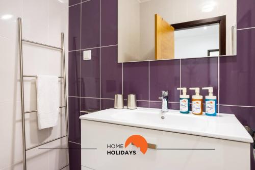 een badkamer met een wastafel en een spiegel bij #194 Dream Flat by Home Holidays in Vale de Pedras