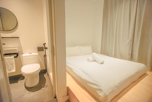 Double H Boutique Hotel في كوالا ترغكانو: حمام صغير مع سرير ومرحاض