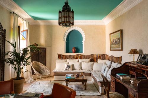 - un salon avec un canapé et une table dans l'établissement Lalla Soulika, à Tanger