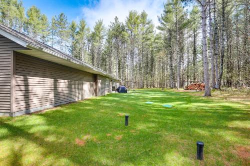 Taman di luar Wisconsin Cabin Hideaway 3 Mi to Lakes