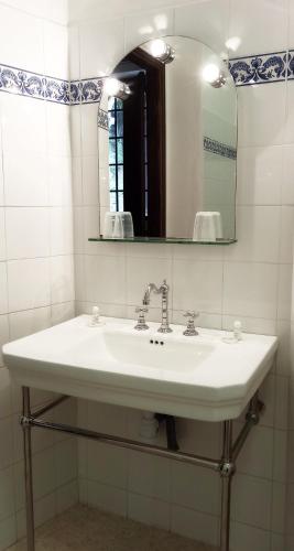 une salle de bain avec un lavabo blanc et un miroir dans l'établissement CHÂTEAU CAGNINACCI B&B, à San-Martino-di-Lota