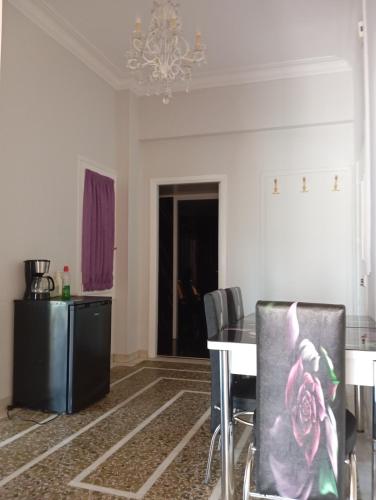 Fotografie z fotogalerie ubytování IRIS baroque apartment v destinaci Elefsina