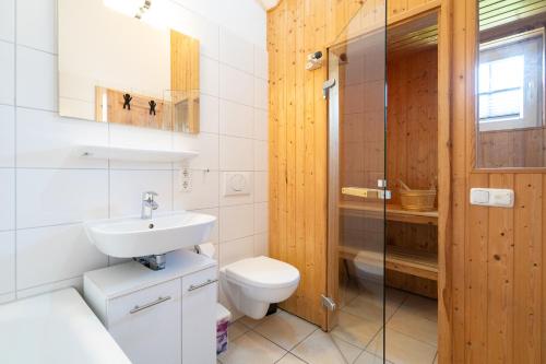 La salle de bains est pourvue de toilettes et d'un lavabo. dans l'établissement Strandpark Sierksdorf H087, à Sierksdorf
