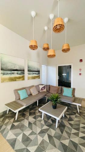 Un lugar para sentarse en Alquiler de Apartamento en Playa Bla nca Río Hato Frente al Mar