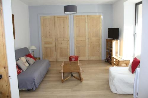 un salon avec un canapé et une table dans l'établissement Gîte du Penon - Aillon-Le-Jeune, Margériaz - Maison de village, à Aillon-le-Jeune