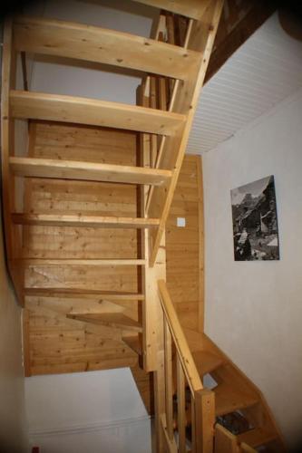 - un escalier dans une chambre dotée de murs et de plafonds en bois dans l'établissement Gîte du Penon - Aillon-Le-Jeune, Margériaz - Maison de village, à Aillon-le-Jeune
