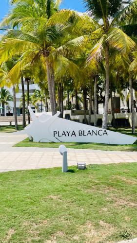 Un jardín fuera de Alquiler de Apartamento en Playa Bla nca Río Hato Frente al Mar