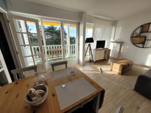 un salon avec une table et un canapé dans l'établissement Parc Cordier - Trouville sur Mer, à Trouville-sur-Mer