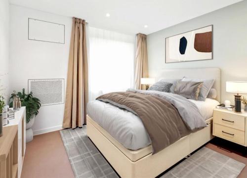 biała sypialnia z łóżkiem i oknem w obiekcie Beautiful Apartment by Piccadilly Circus w mieście Edmonton