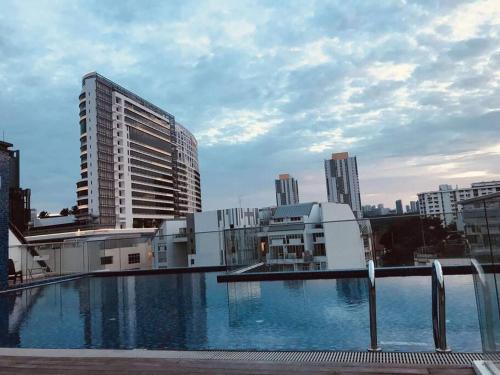 een groot zwembad bovenop een gebouw bij Centralize Stylish Loft Apartment Beside Mrt 摩登小屋 in Singapore