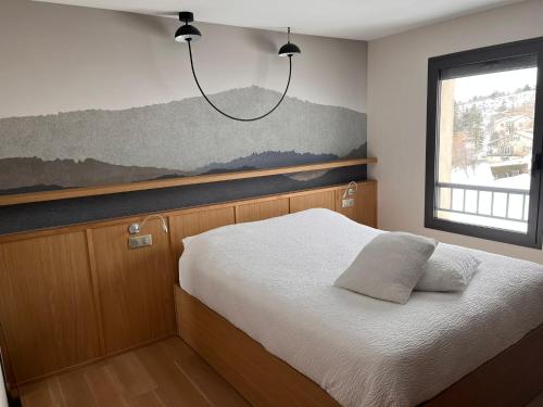 Schlafzimmer mit einem Bett mit Wandgemälde in der Unterkunft Logis Hotel Spa Restaurant Le Provence in Lanarce