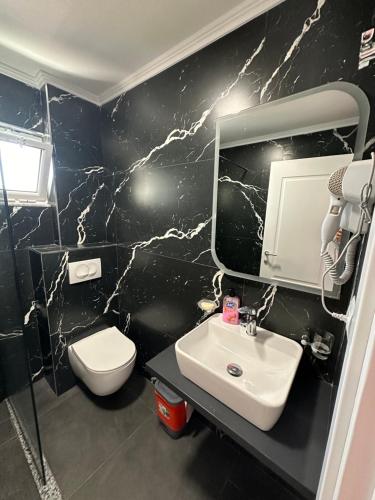 Bilik mandi di Liel Apartments