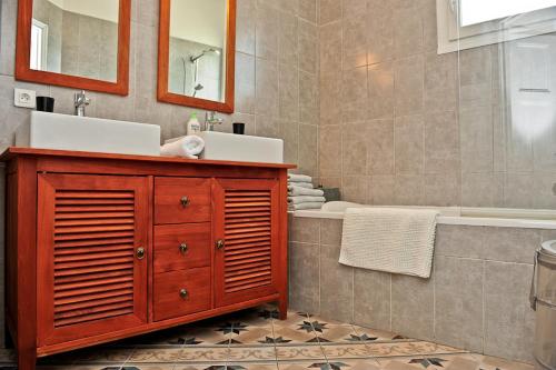 a bathroom with a sink and a tub and a vanity at Appartement Les Hortensias in Avignon