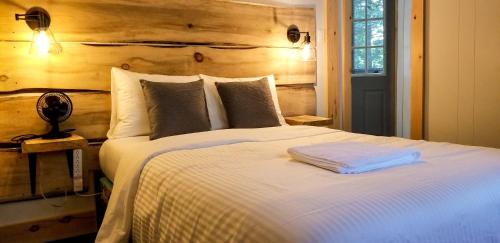 เตียงในห้องที่ Summit Cottage on Kawagama Lake