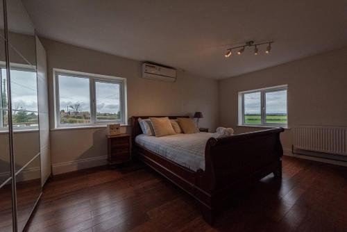 - une chambre avec un lit et 2 fenêtres dans l'établissement Pass the Keys Charming Cottage Stunning Views, à Cheswardine