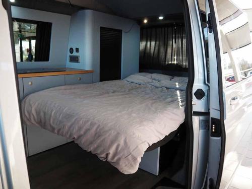 una cama en la parte trasera de una furgoneta en Campervan Ireland Rentals en Dardistown