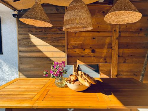 - une table en bois avec un bol de nourriture dans l'établissement Casita Louise Maison de plage bohème, à Lucciana
