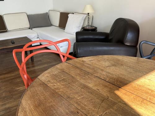 un salon avec un canapé, une table et des chaises dans l'établissement Le Clos Saint Nizier Troyes - Cathédrale- PARKING - WIFI, à Troyes