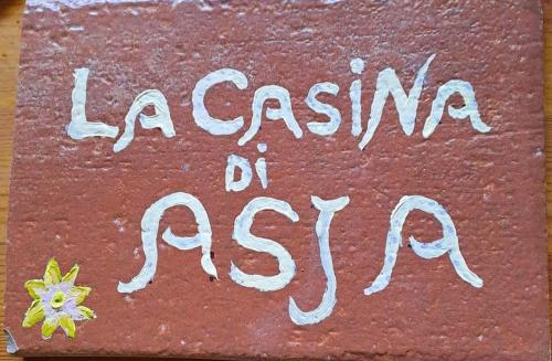 a sign that says la casita de escosa at la casina di asia in Semproniano