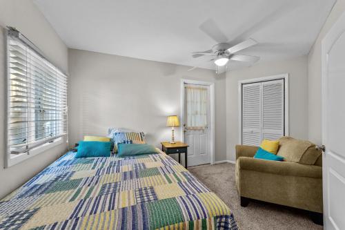 - une chambre avec un lit et un canapé dans l'établissement Enjoy your vacation at the Triple Wave Rider, à Virginia Beach