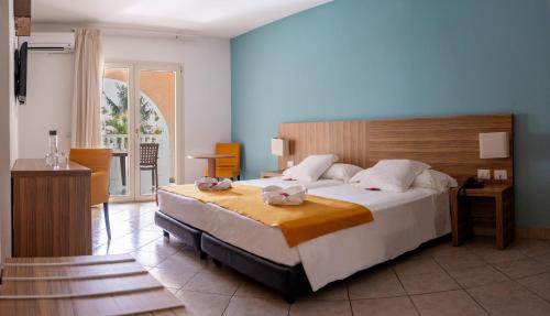 Postel nebo postele na pokoji v ubytování VOI Praia de Chaves Resort