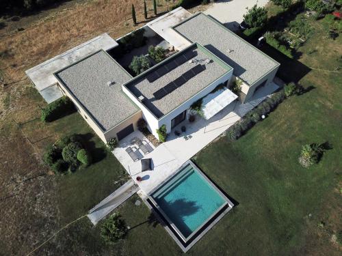 Belle Villa contemporaine au calme au milieu des chênes truffiers en drome provençale
