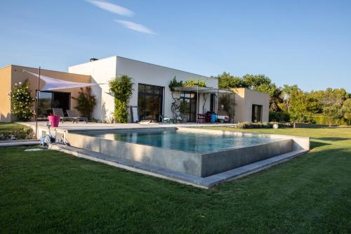 une piscine dans la cour d'une maison dans l'établissement Belle Villa contemporaine au calme au milieu des chênes truffiers en drome provençale, à Visan