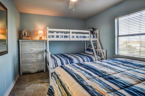 1 dormitorio con 2 literas y ventana en Super Cute With Deeded Beach Access (#26) - Sleeps 5, en Gulf Shores