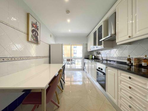 Sea View W Pool, Terrace & Parking