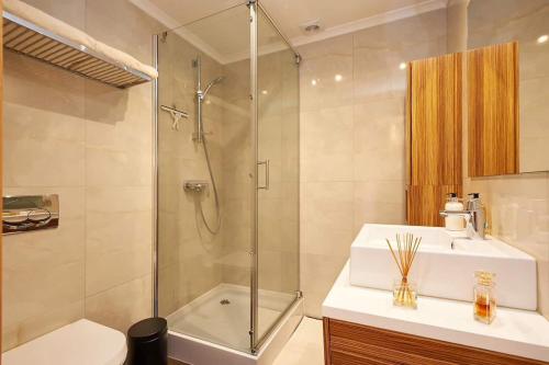 y baño con ducha, aseo y lavamanos. en Sea View 2 Mins Walk To Beach And Estoril Casino en Estoril