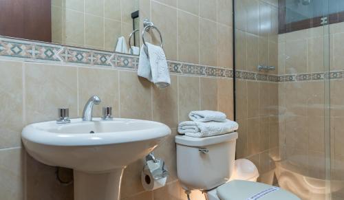 Koupelna v ubytování El Prado Hotel