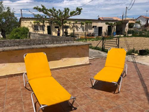 Dos sillas amarillas sentadas en un patio en Casa Luka Etxea en Zábal