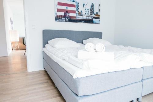 オーデンセにあるCool 1-bed w. private terraceのベッド1台(白いシーツ、白い枕2つ付)