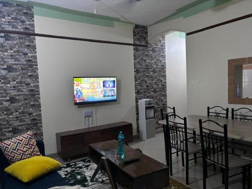Et tv og/eller underholdning på Sultan Home bamburi