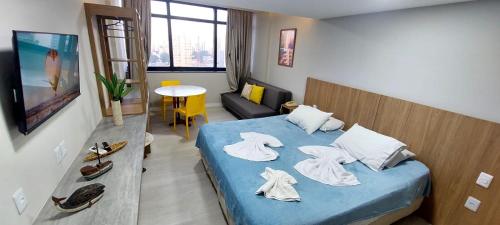 um quarto de hotel com uma cama com toalhas em Victória Marina Flat - 1202 em Salvador