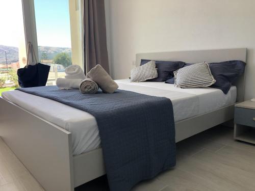 Un dormitorio con dos camas con almohadas azules. en Affittimoderni Viddalba Sporting - VISPO10, en Viddalba