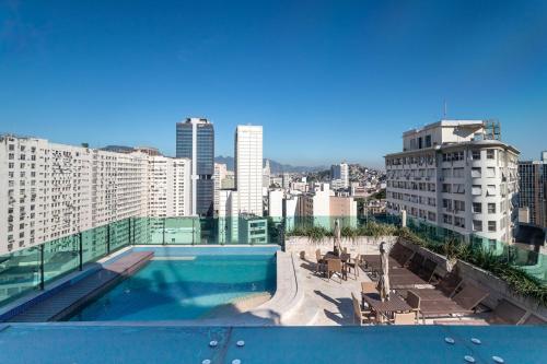 uma piscina no telhado de um edifício em Lobie Casa Mauá no Rio de Janeiro