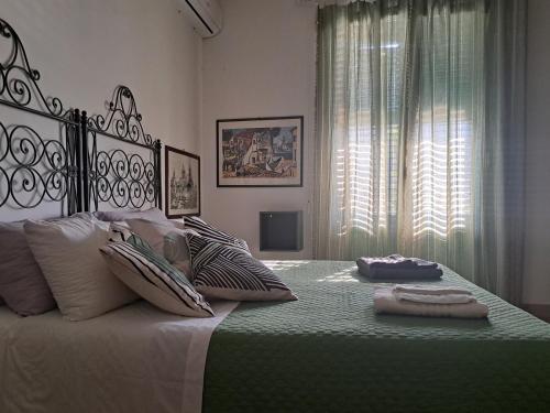 um quarto com uma cama grande com duas toalhas em La casetta al mare em Palermo
