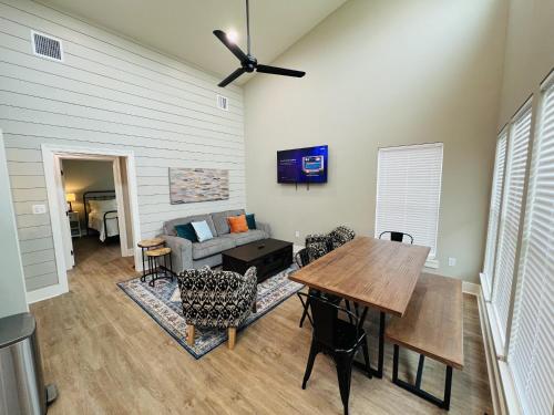 Μια τηλεόραση ή/και κέντρο ψυχαγωγίας στο Willow Creek Cabins Unit 6
