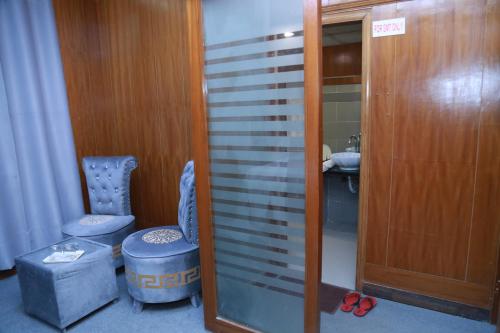 La petite salle de bains est pourvue de toilettes et d'un lavabo. dans l'établissement Hotel palm east lahore, à Lahore