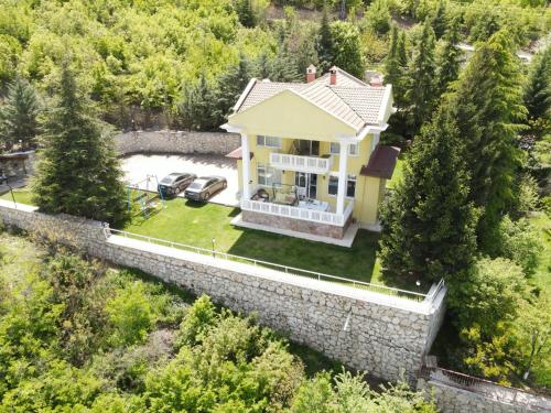 una vista aerea di una casa con un muro in pietra di Villa Amesia ad Amasya