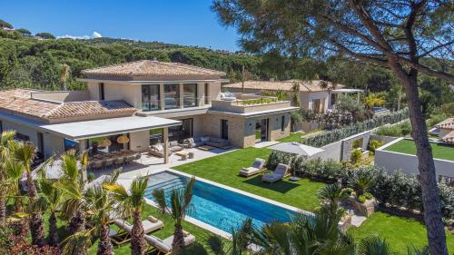 une vue aérienne d'une maison avec piscine dans l'établissement Villa 400m² Vue mer proche centre, à Sainte-Maxime