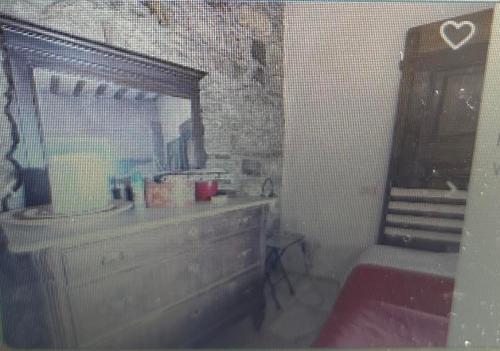 Habitación con tocador de madera y espejo. en Poggio Alla Pieve Relais en Calenzano